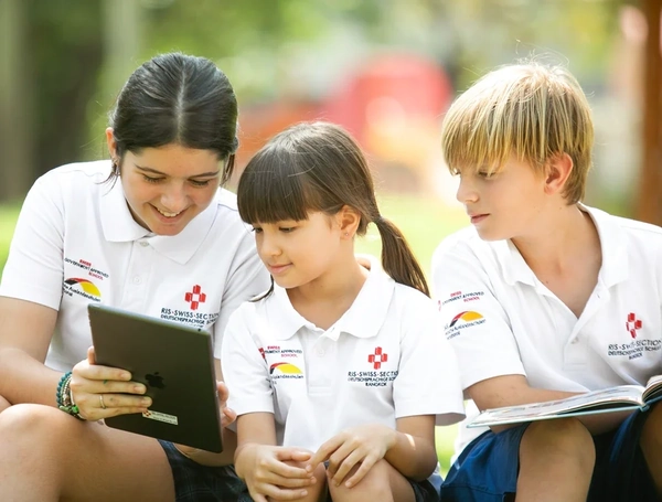 students reading and discussing at RIS Swiss Section School Bangkok. International schools in thailand bangkok